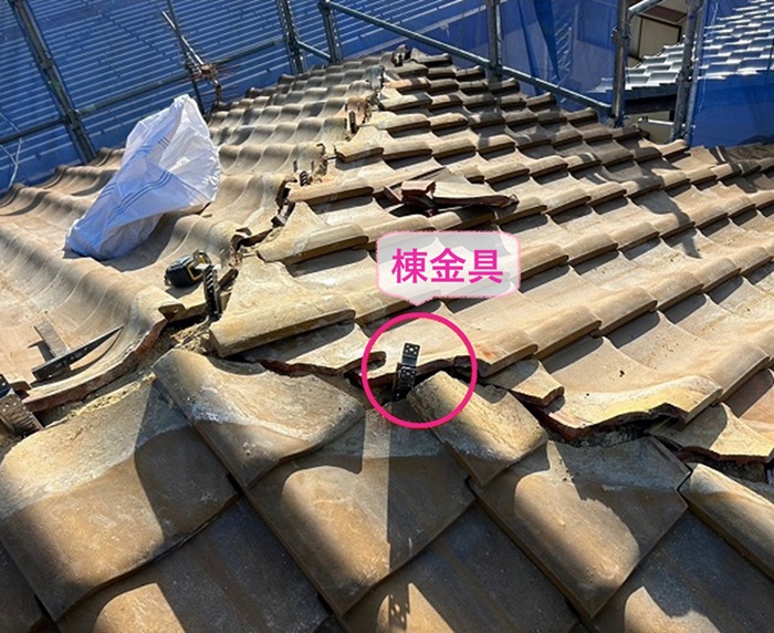 棟瓦の耐震改修で下地となる棟金具を取り付けている様子